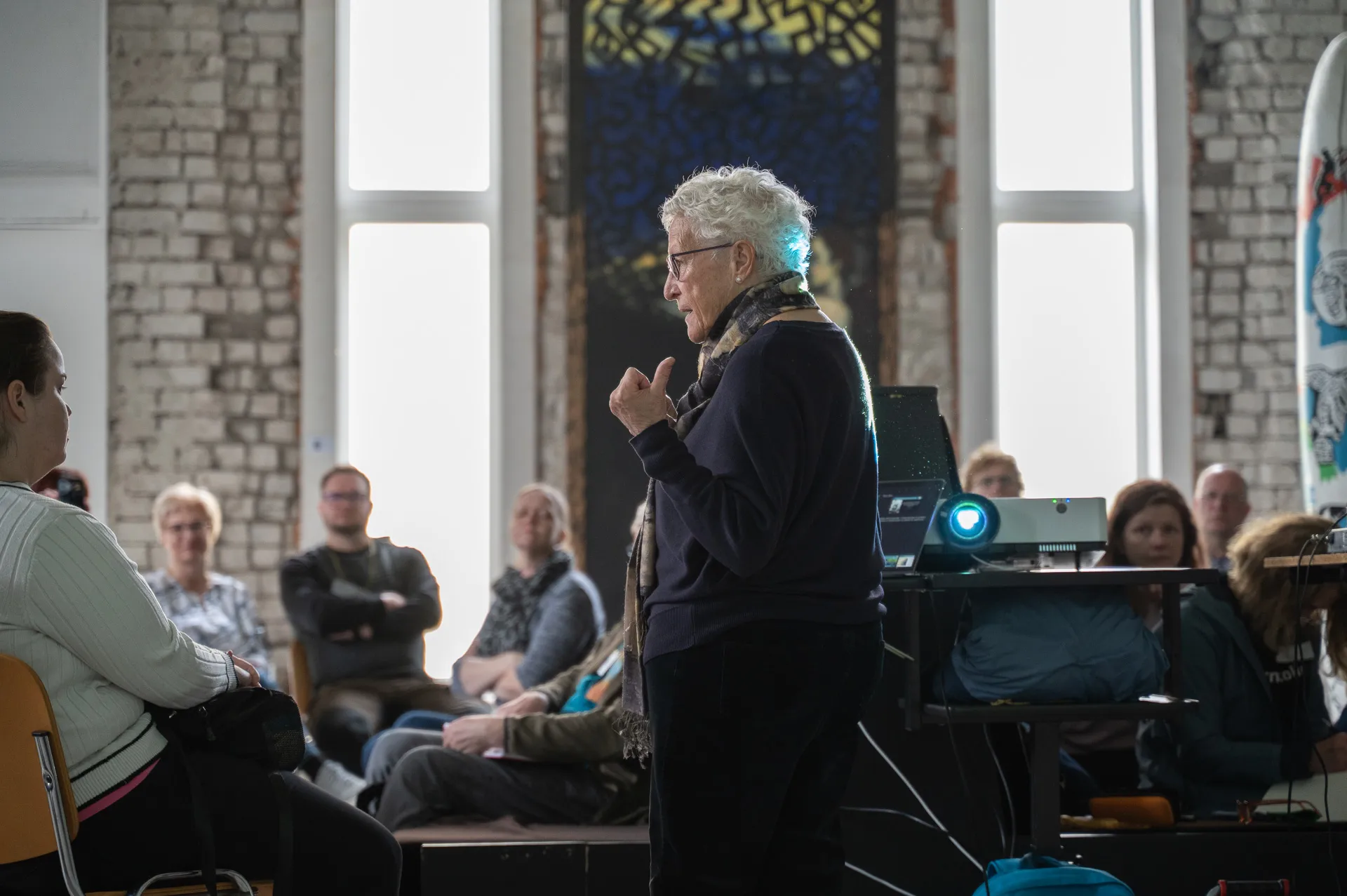 Anna Pollock Lahemaal Viinistu kunstisadamas rääkimas regeneratiivsest ehk taastavast reisimisest.