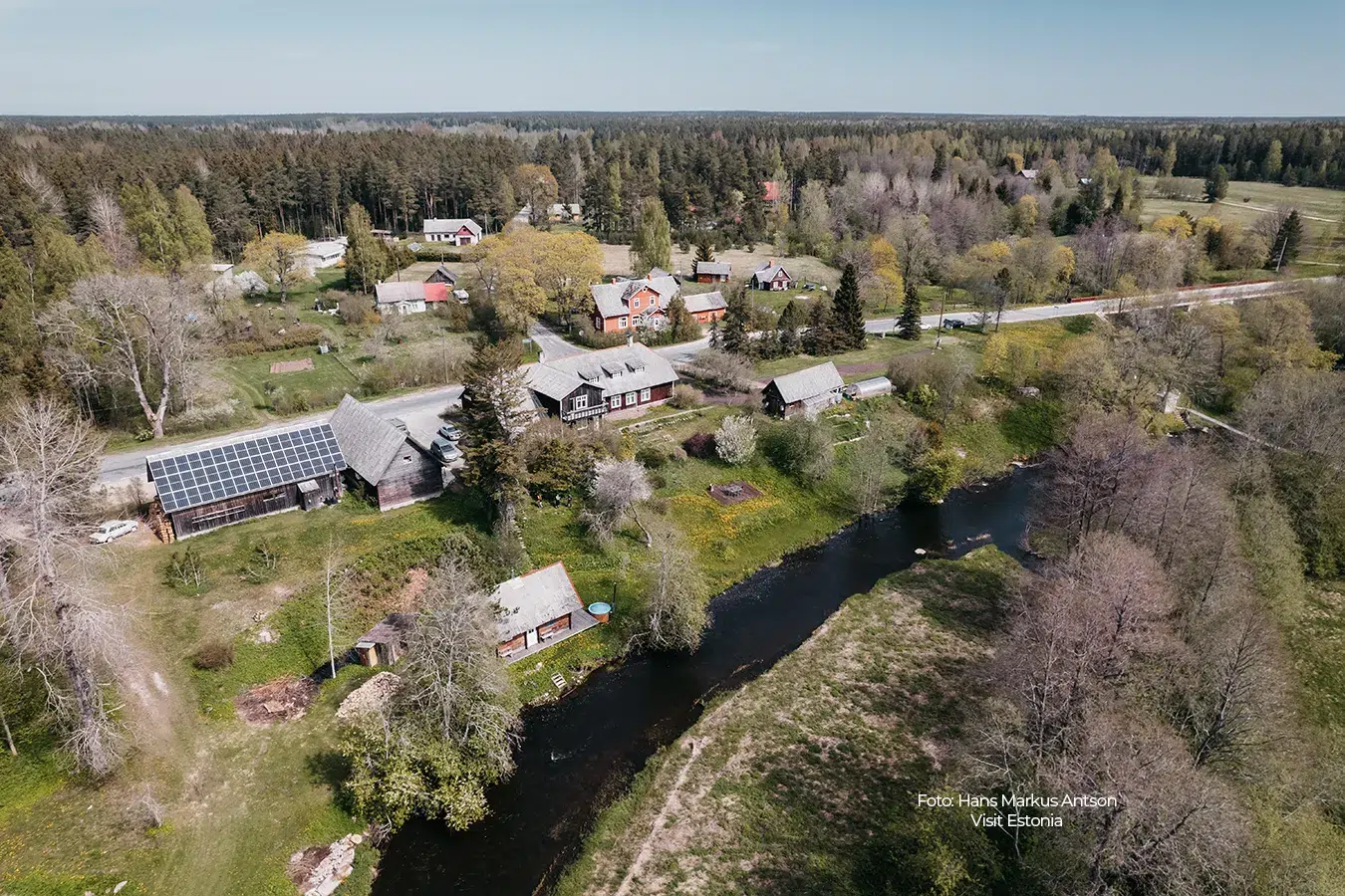 Kuidas elatakse ühes Lahemaa külas? Külade ringidel avavad kohalikud sulle oma koduküla. Tule piilu meie argielu, kuula ehedaid lugusid, maitse kohalikku toitu ja koge, kuidas iga küla näitab sulle Lahemaad isemoodi.