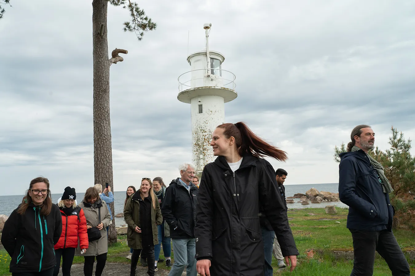 Kuidas elatakse ühes Lahemaa külas? Külade ringidel avavad kohalikud sulle oma koduküla. Tule piilu meie argielu, kuula ehedaid lugusid, maitse kohalikku toitu ja koge, kuidas iga küla näitab sulle Lahemaad isemoodi.