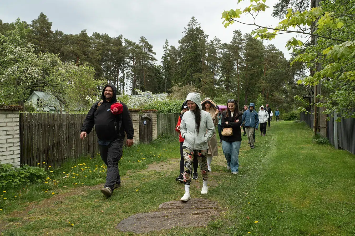 Kuidas elatakse ühes Lahemaa külas? Külade ringidel avavad kohalikud sulle oma koduküla. Tule piilu meie argielu, kuula ehedaid lugusid, maitse kohalikku toitu ja koge, kuidas iga küla näitab sulle Lahemaad isemoodi.