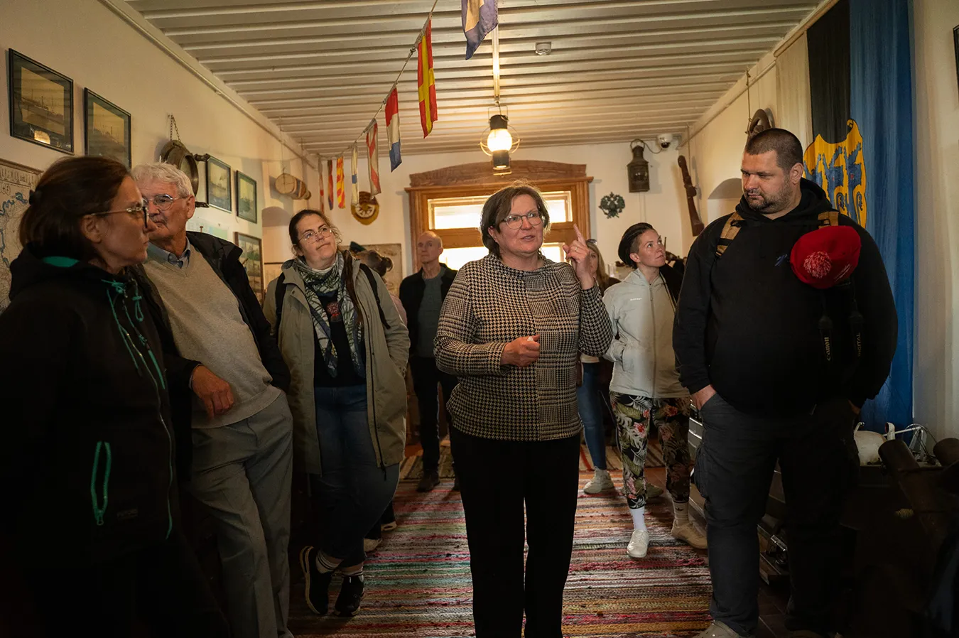 Kuidas elatakse ühes Lahemaa külas? Külade ringidel avavad kohalikud sulle oma koduküla. Tule piilu meie argielu, kuula ehedaid lugusid, maitse kohalikku toitu ja koge, kuidas iga küla näitab sulle Lahemaad isemoodi.